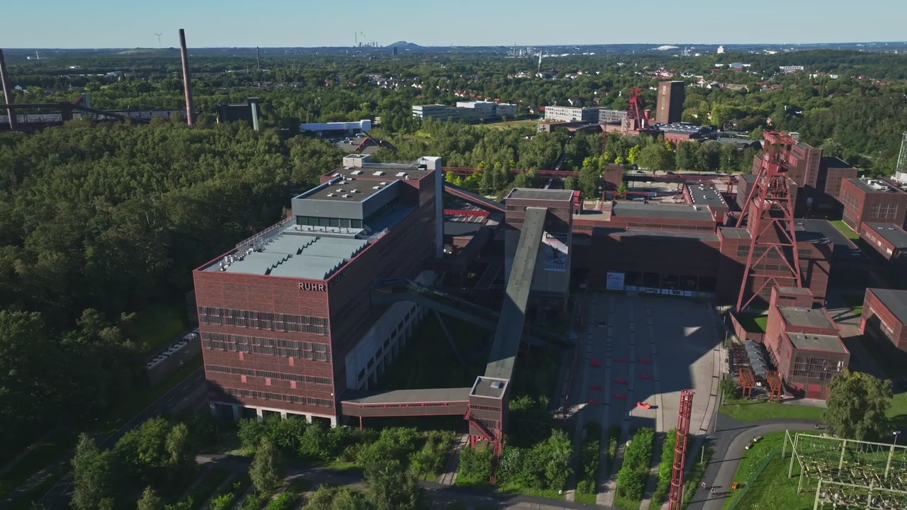Video laden: Drohnenaufnahme vom Red Dot Design Museum in Essen